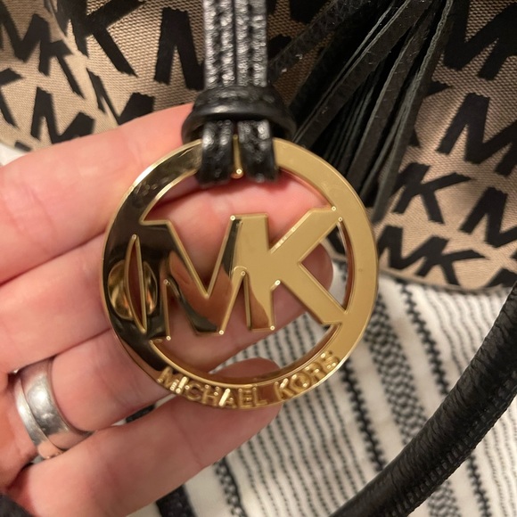 Gently used authentic Michael kors bag ! No rips , no tears , no stains ! - Picture 1 of 9